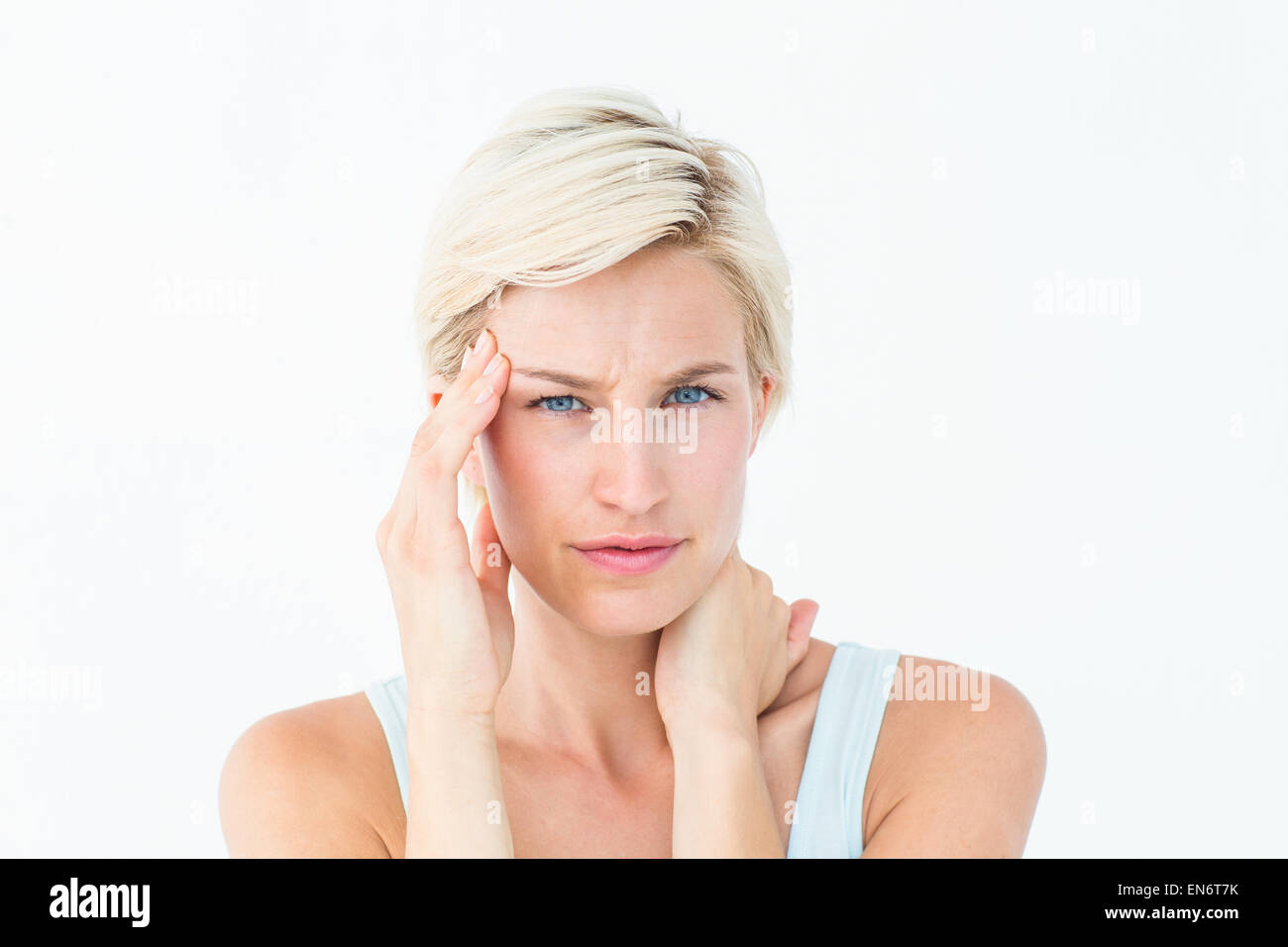 Blonde Frau, die Kopfschmerzen und Nackenschmerzen Schmerzen leidet Stockfoto