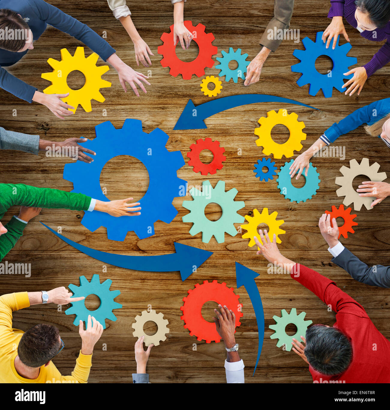 Multiethnische Gruppe von Menschen mit Zahnradsymbol Stockfoto