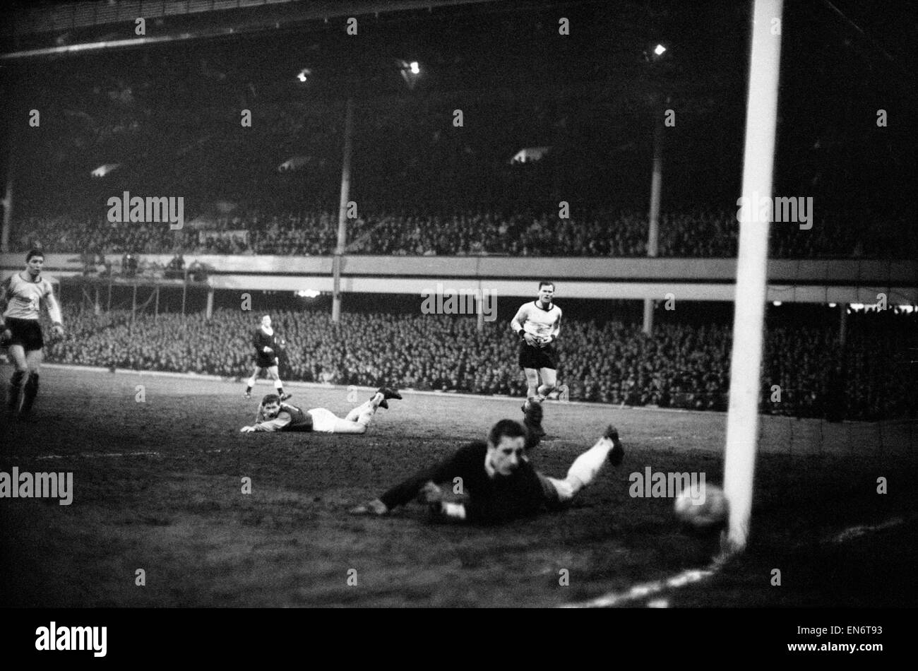 European Cup Gewinner Cup Halbfinale Hinspiel Spiel im Upton Park. West Ham United 1 V Borussia Dortmund 3. (2-5 auf Aggregat). Brian Dear liegt flach aus, als sein Schuss Dortmund Torwart Hans Tilkowski schlägt, aber schießt an den Pfosten. 6. April 1966. Stockfoto