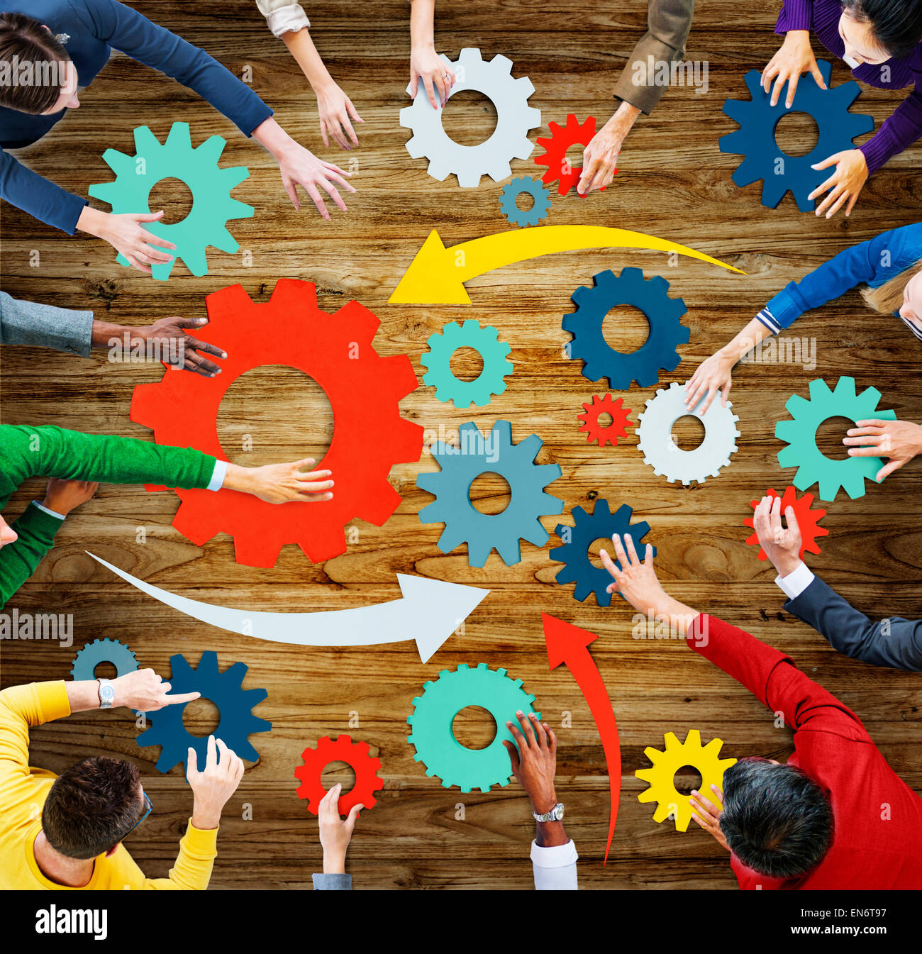 Multiethnische Gruppe von Menschen mit Zahnradsymbol Stockfoto