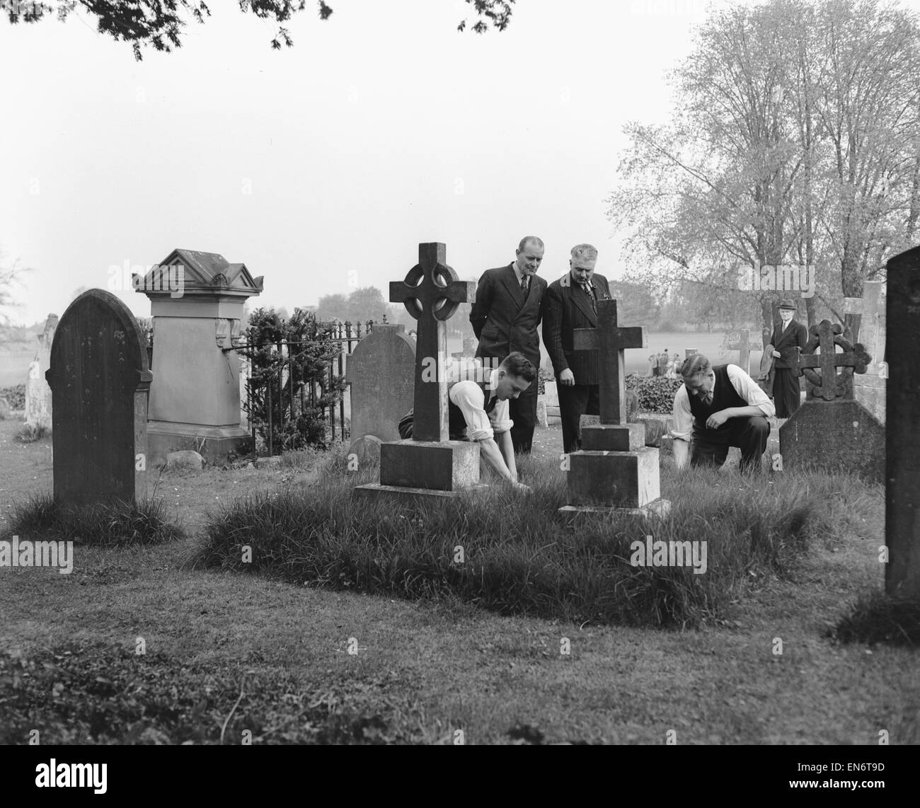 Mitglieder des CID Kämmen Friedhofs beobachtet von führen Detektive Superintendant Spooner und Capstick 29. April 1954. Olive Bennett die unverheiratete Krankenschwester im Fluß Avon in Stratford tot aufgefunden. In der Nacht ihres Todes, Samstag, 24. April 1954, Olive Stockfoto