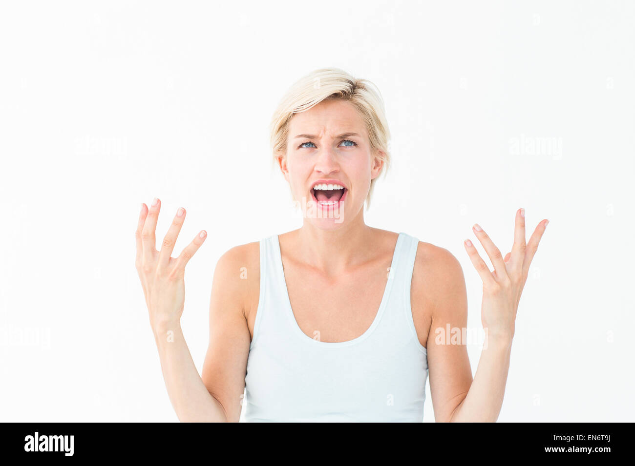 Böse Blonde schreien mit Händen Stockfoto