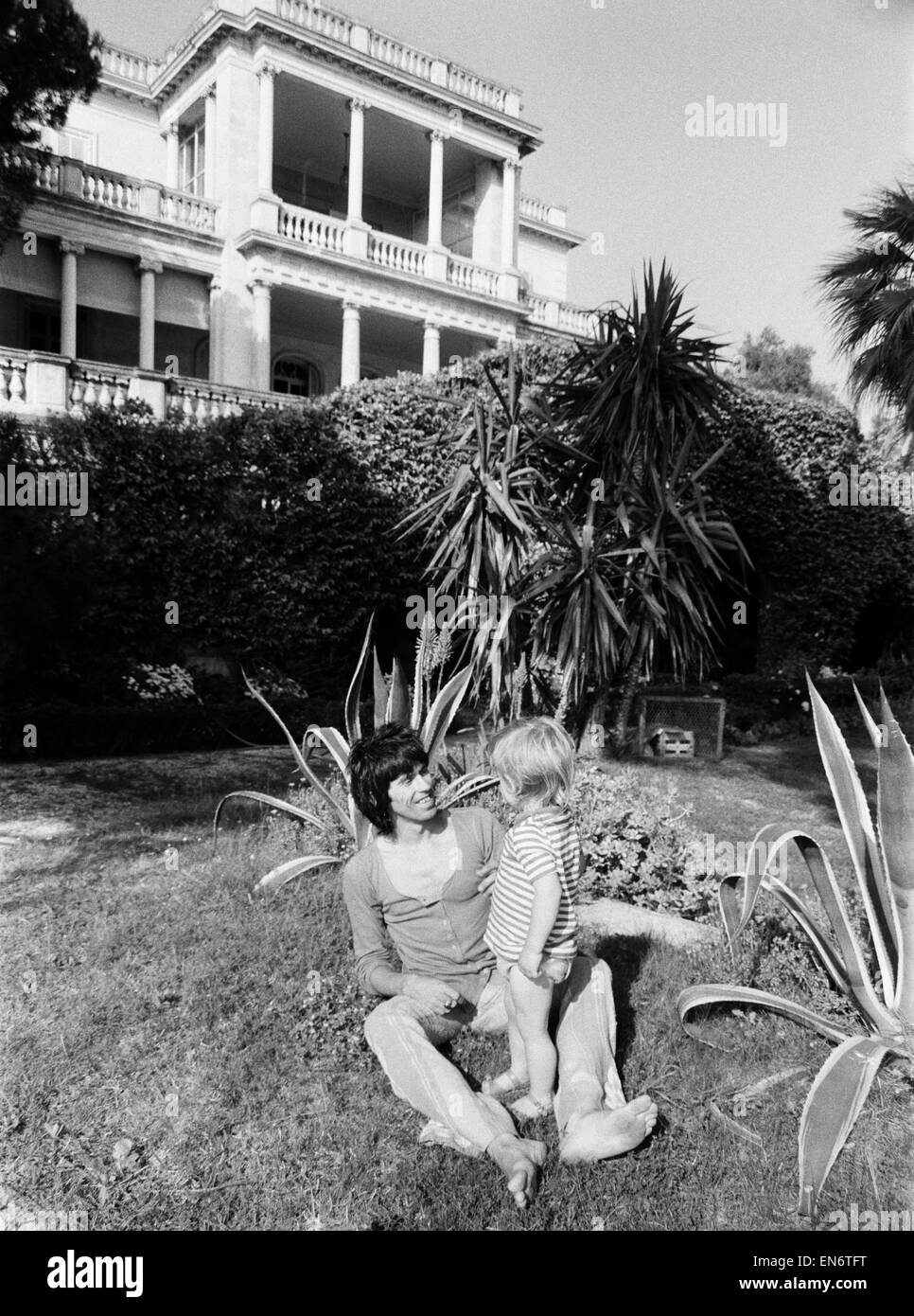 Keith Richards von den Rolling Stones mit seinem Sohn Marlon in seinem Haus, die gemieteten Villa Nellcôte, ein 19. Jahrhundert sechzehn-Raum-Villa an der Küste von Villefranche-Sur-Mer an der Côte d ' Azur wo die Band Exile on Main Street nahm. April 1971 Stockfoto