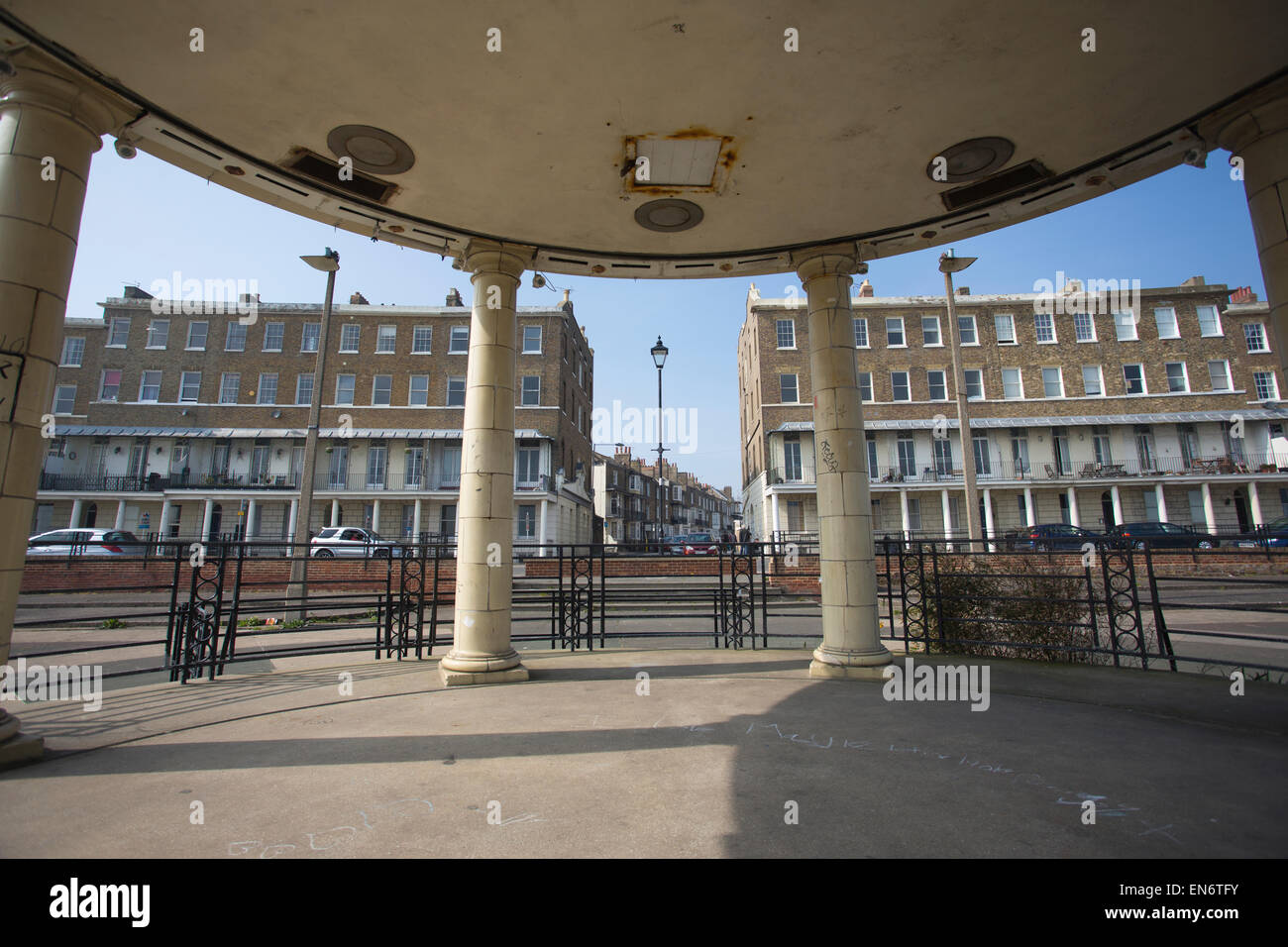 Georgische Reihenhaus Häuser am Wellington Halbmond und die Band Stand auf Prince Edward Promenade, Ramsgate, Kent, England, UK Stockfoto