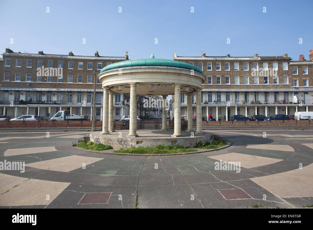 Georgische Reihenhaus Häuser am Wellington Halbmond und die Band Stand auf Prince Edward Promenade, Ramsgate, Kent, England, UK Stockfoto