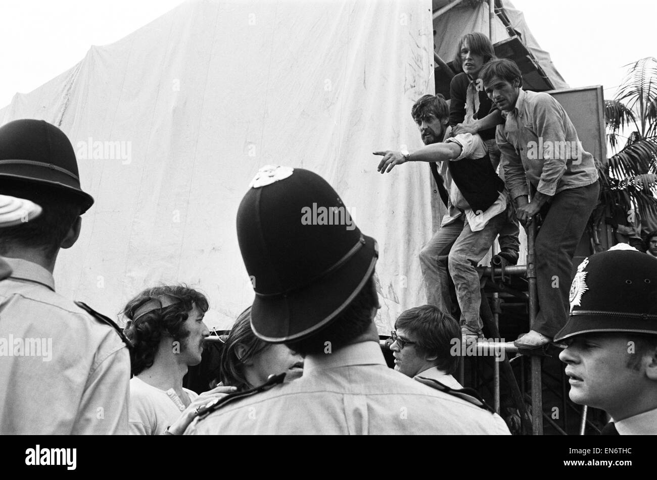 Rolling-Stones-Konzert im Hyde Park. Eine verletzte Fan weist darauf hin ein Mitglied der Hells Angels zu Polizei. 5. Juli 1969. Stockfoto