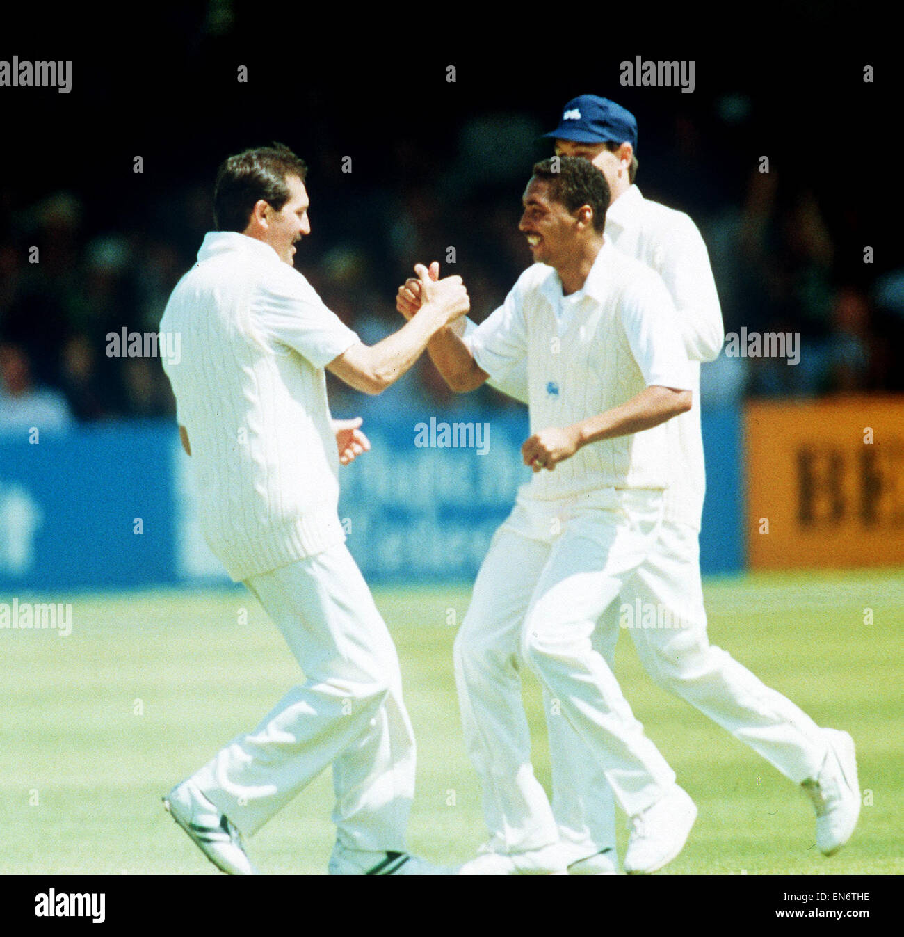 Phil Defreitas (R) mit Graham Gooch im dritten Test zu Trent Bridge1991 für England spielen hier gesehen Stockfoto