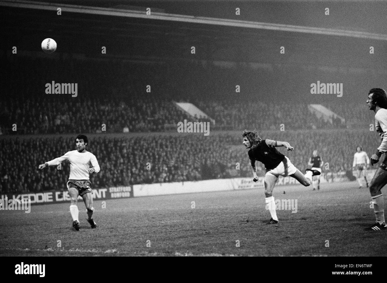 Europapokal der Pokalsieger. West Ham v. Ararat Yerevan Alan Taylor leitet den Ball nach vorne. 5. November 1975. Stockfoto