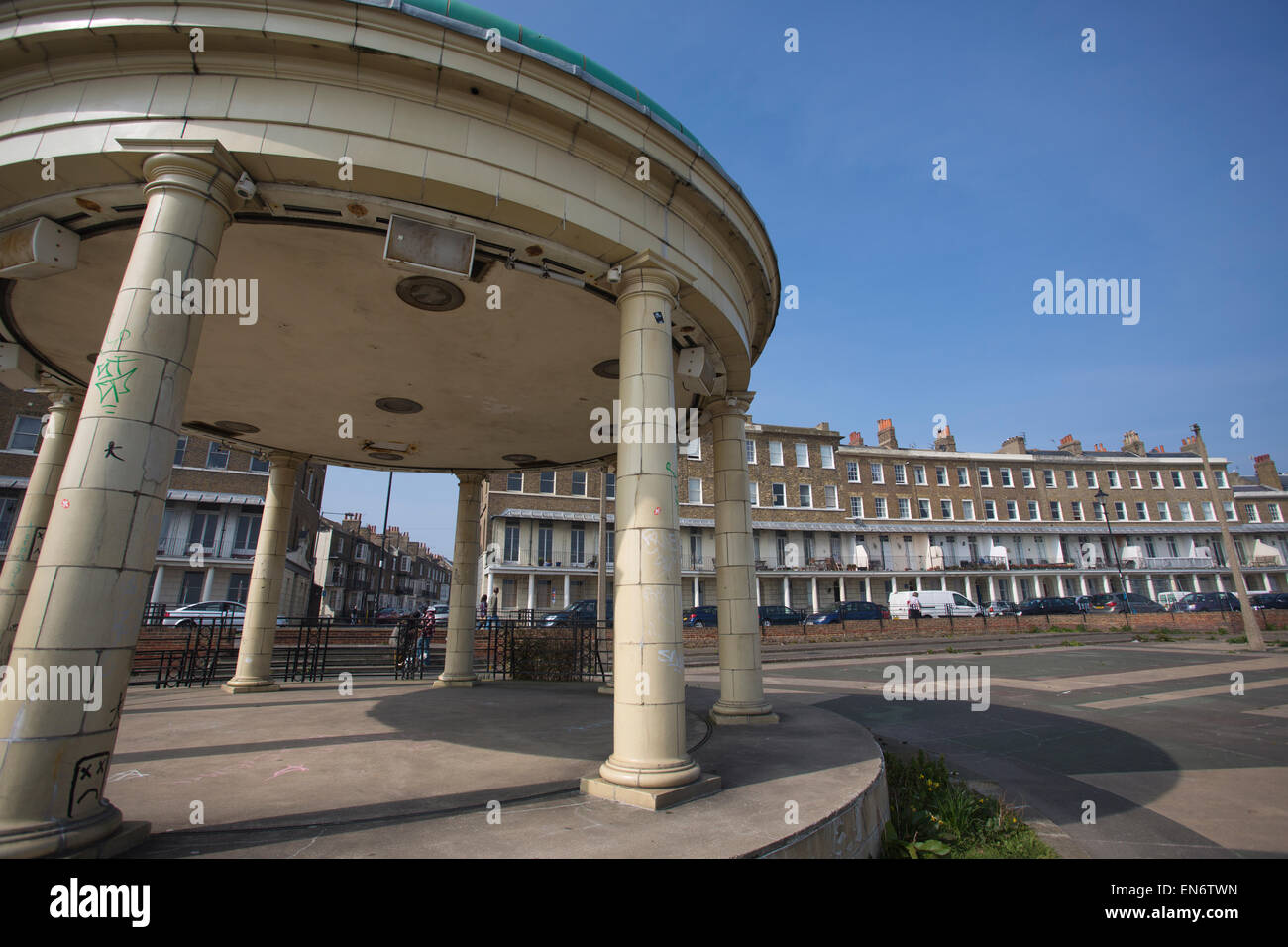 Georgische Reihenhaus Häuser am Wellington Halbmond und die Band Stand auf Prince Edward Promenade, Ramsgate, Kent, England, UK Stockfoto