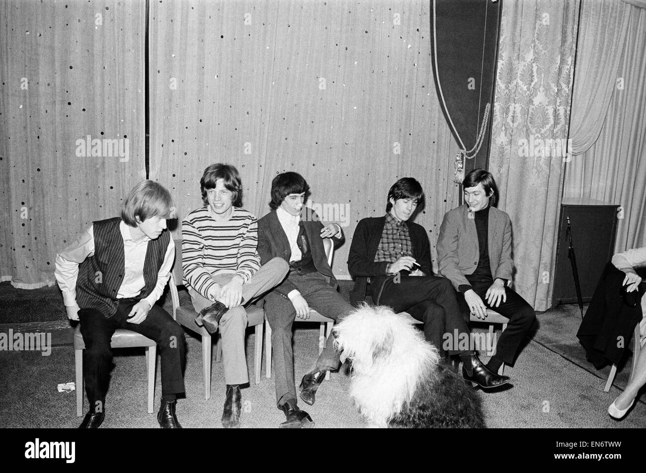 Die Rolling Stones auf einer Pressekonferenz nach dem Treffen mit Fans am  Broadway mit einem Old English Sheepdog im Vordergrund. l-R Brian Jones,  Mick Jagger, Bill Wyman, Keith Richards und Charlie Watts.