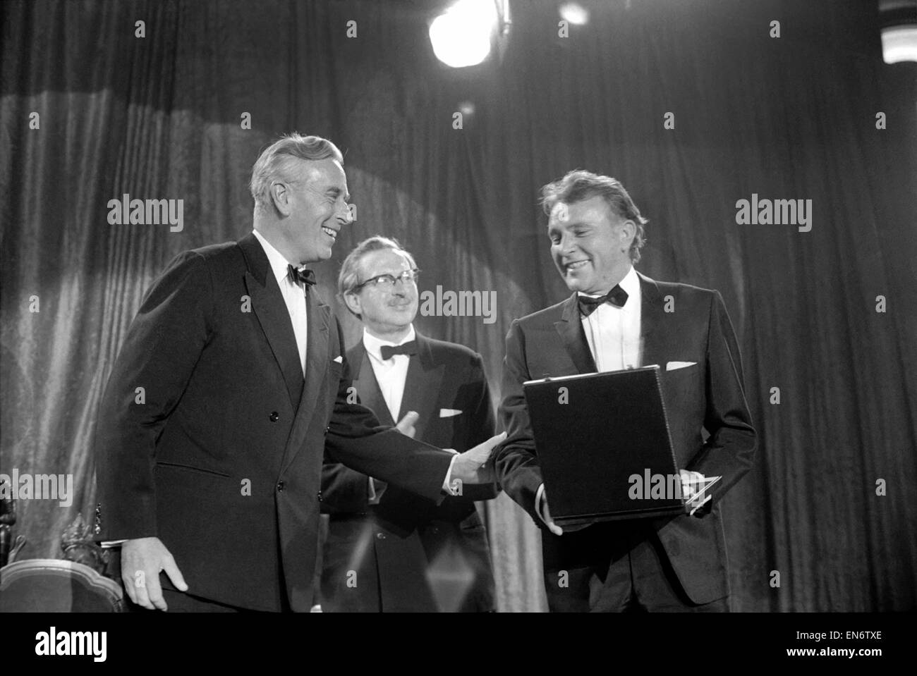 Richard Burton gesehen hier Darstellerpreis von Lord Mountbatten erhalten. April 1967 Stockfoto