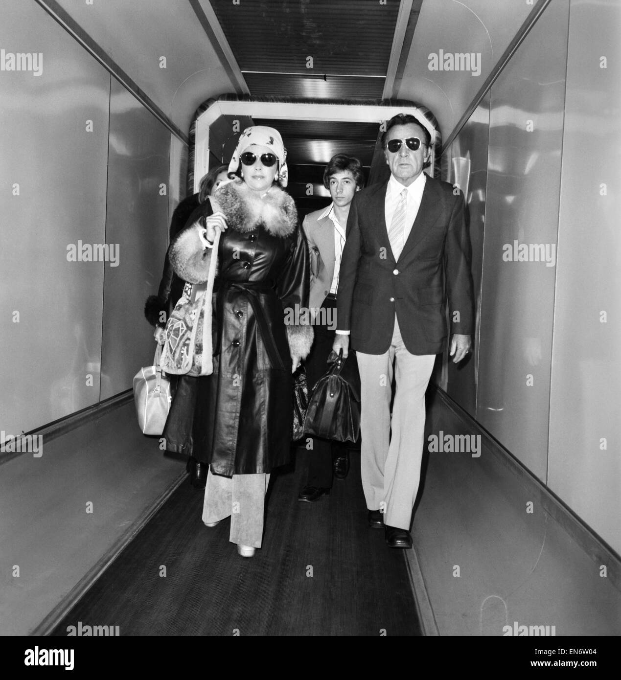 Richard Burton und Liz Taylor kam das "Brautpaar" am Flughafen Heathrow heute von Johannesburg. Das Paar ist in London um Richards 50. Geburtstag und wollen eine Party heute Abend im Dorehester Hotel haben zu feiern. November 1975 Stockfoto