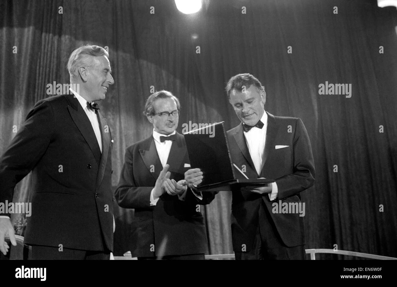 Richard Burton gesehen hier Darstellerpreis von Lord Mountbatten erhalten. April 1967 Stockfoto