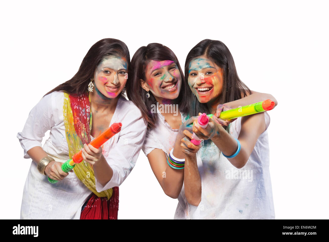 Porträt von drei Frauen spielen holi Stockfoto