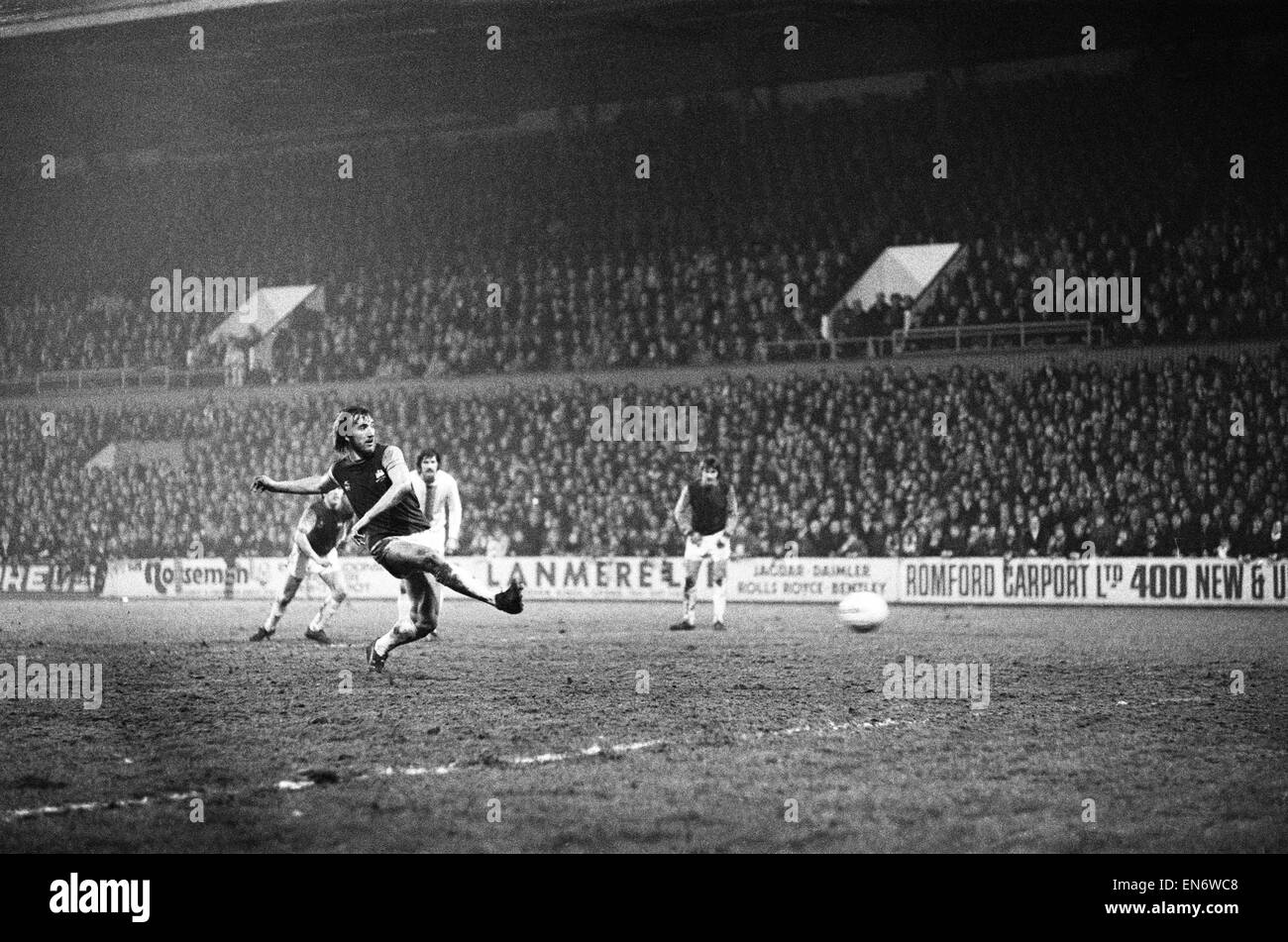 European Cup Gewinner Cup West Ham 3 v. Den Haag 1 Billy Bonds schießt für Ziel. 17. März 1976 Stockfoto