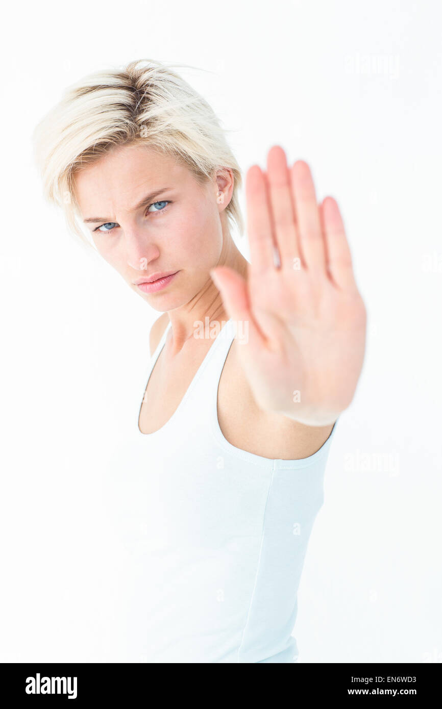 Wütend hübsche Blondine zeigt ihre hand Stockfoto