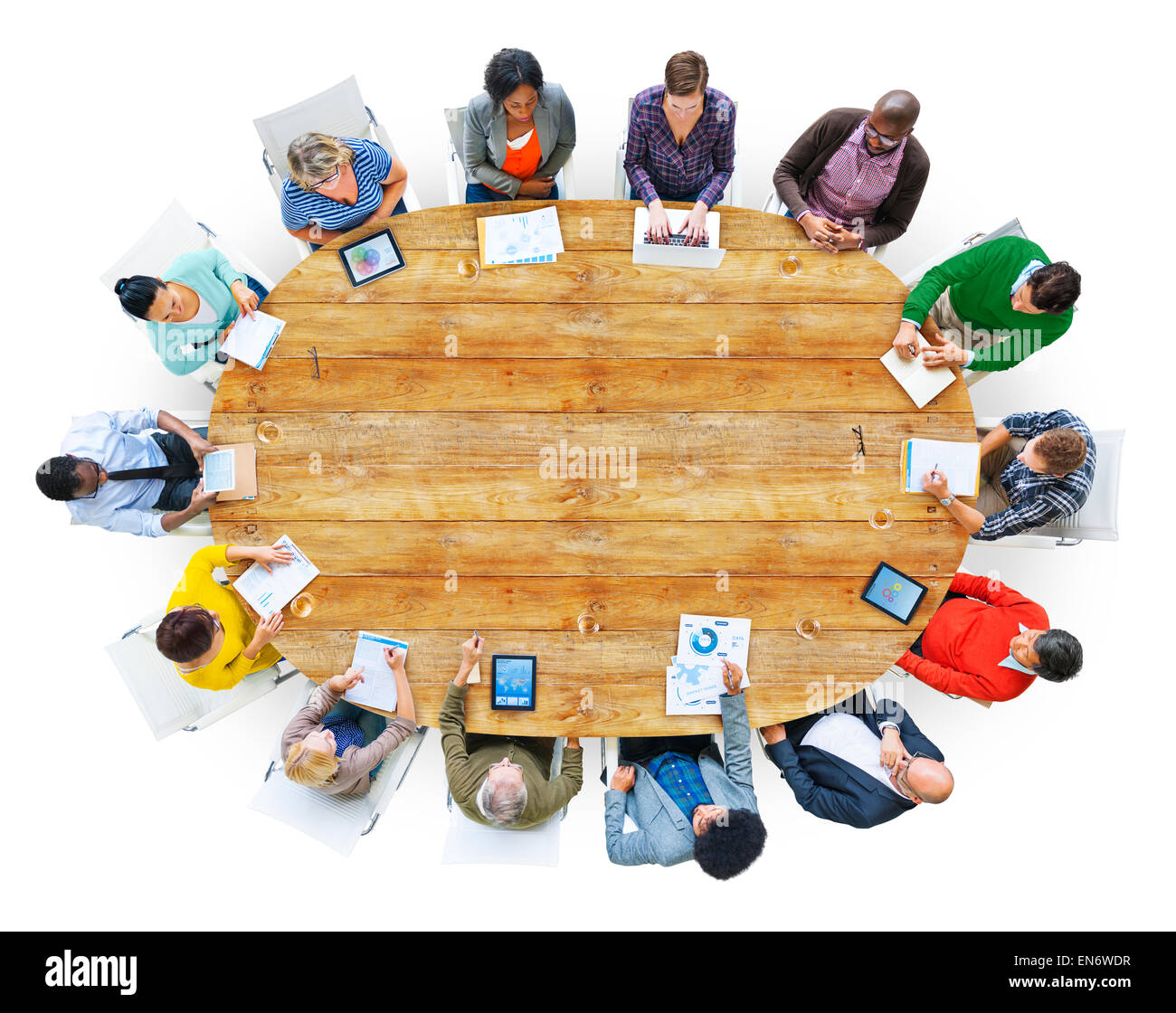 Unterschiedliche Menschen, die arbeiten rund um den Konferenztisch Stockfoto