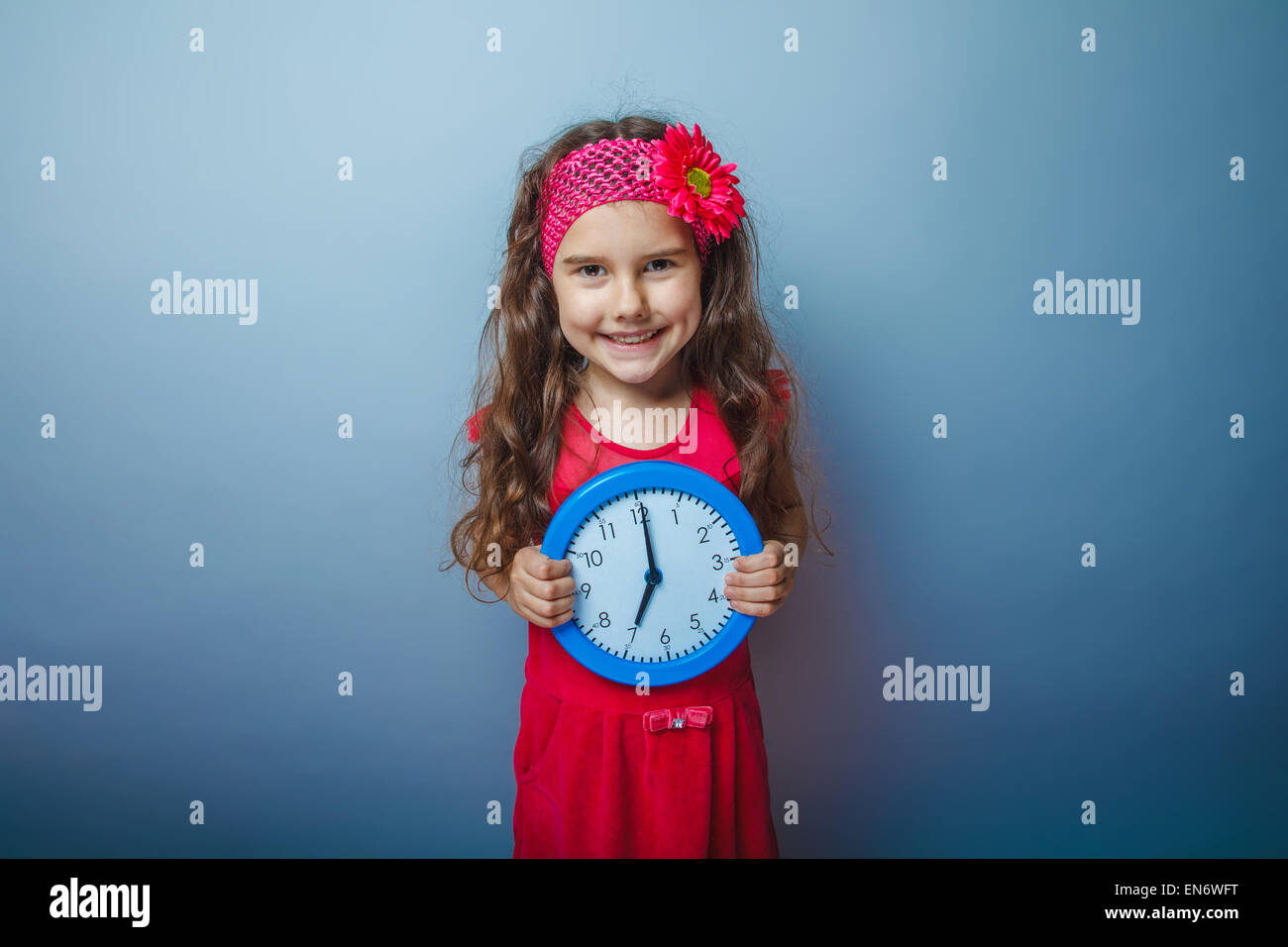 ein Mädchen von sieben europäischen Erscheinungsbild Rothaarige Kind mit einer hellen Haarnadel Stockfoto