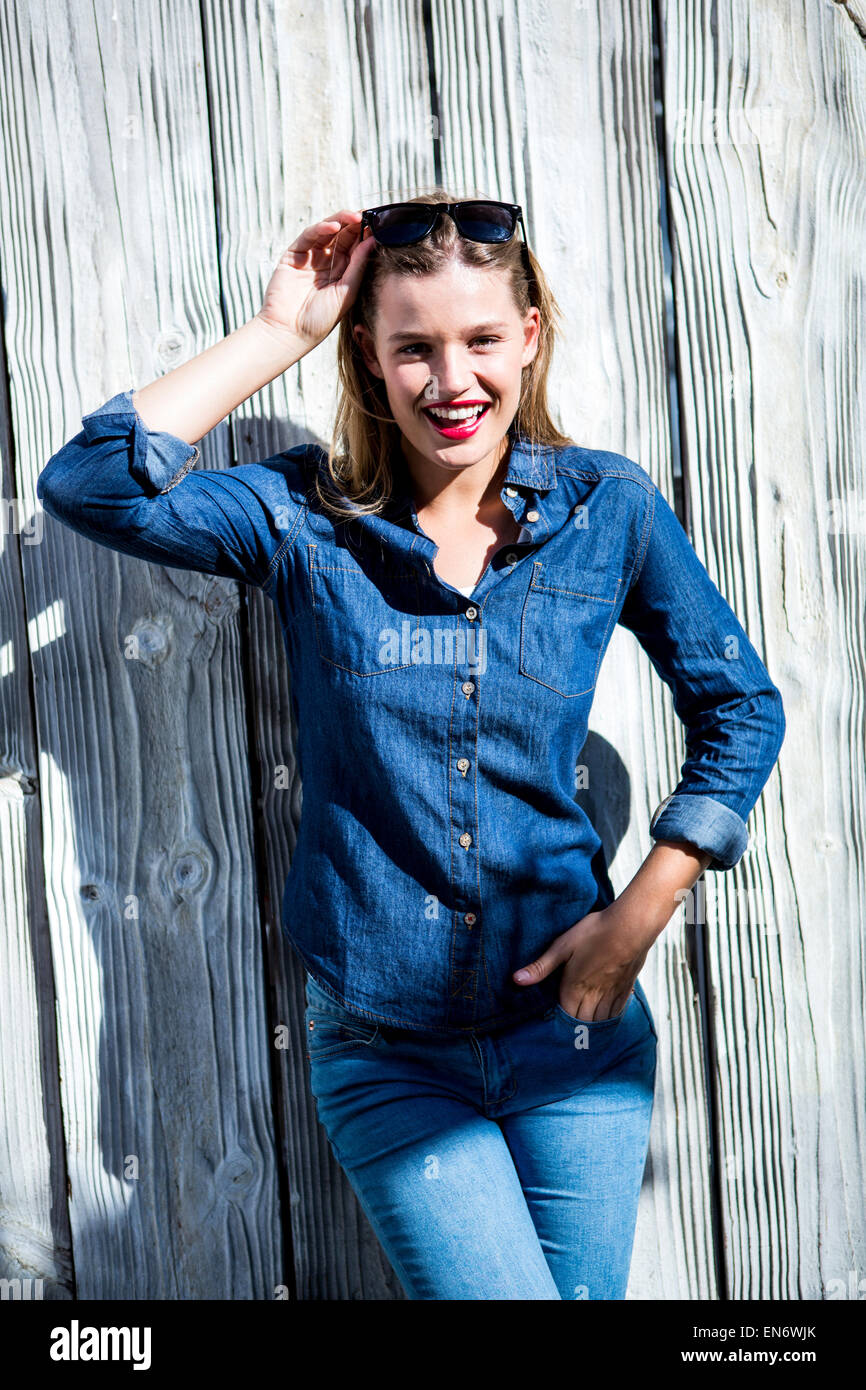 Hübsche Frau mit Hand in der Tasche Stockfoto