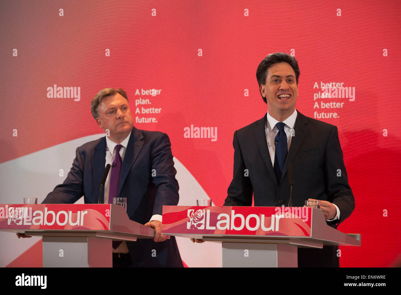 London, UK. Mittwoch, 29. April 2015. Labour Party Leader Ed Miliband, Schatten-Kanzler Ed Balls bei einer allgemeinen Wahlen 2015 Kampagne Veranstaltung auf Tory Bedrohung für die Finanzen der Familie, mit dem Titel: The Tories Geheimnis planen. Statt am Royal Institute of British Architects. Bildnachweis: Michael Kemp/Alamy Live-Nachrichten Stockfoto