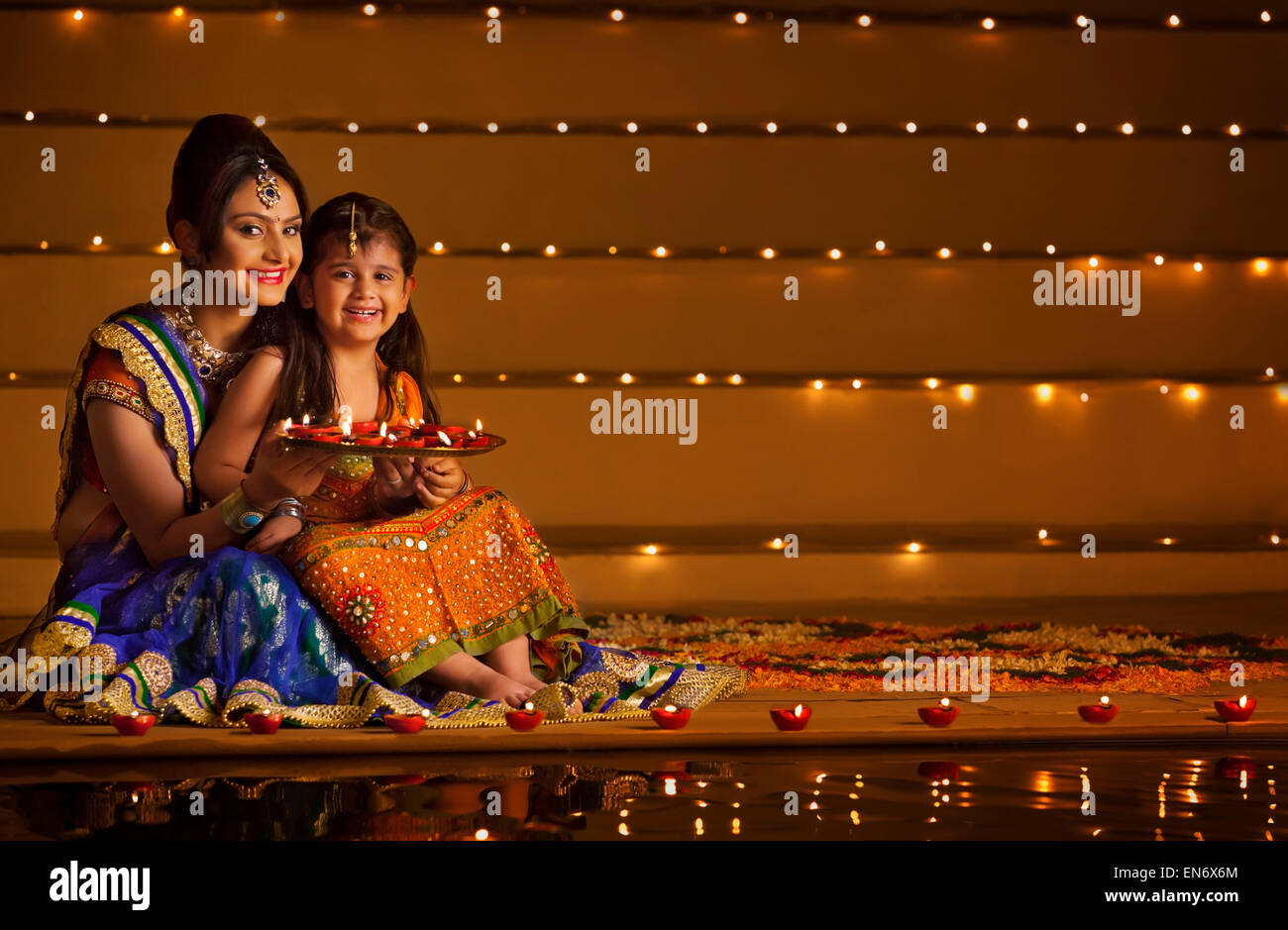 Porträt von Mutter und Tochter mit Tablett mit diyas Stockfoto