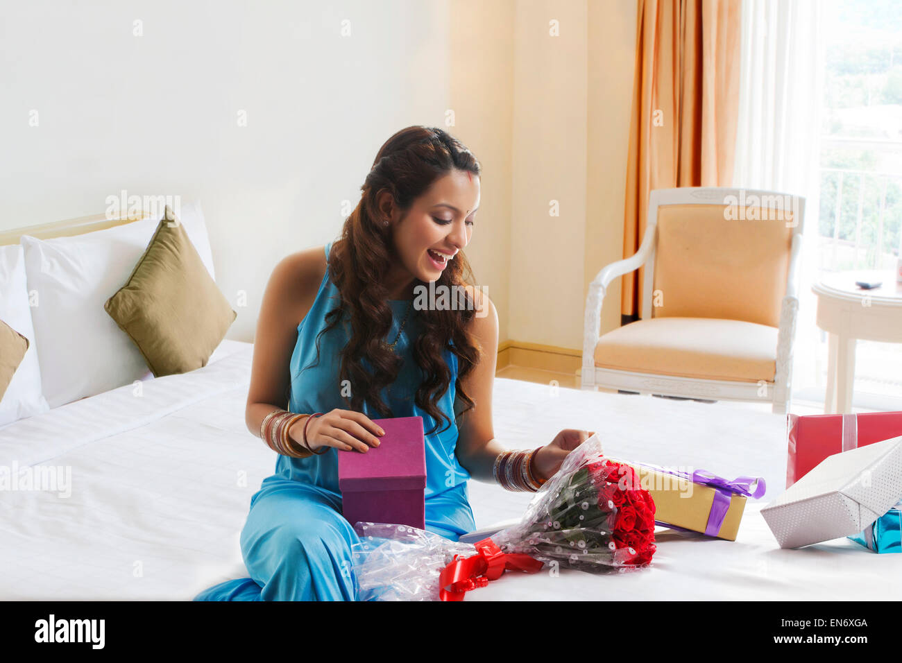 Frau mit Geschenke am Valentinstag Stockfoto