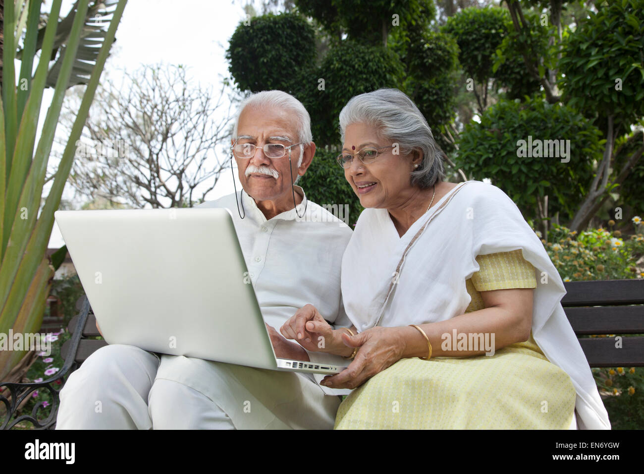 Großeltern ihren Enkeln begrüßen Stockfoto