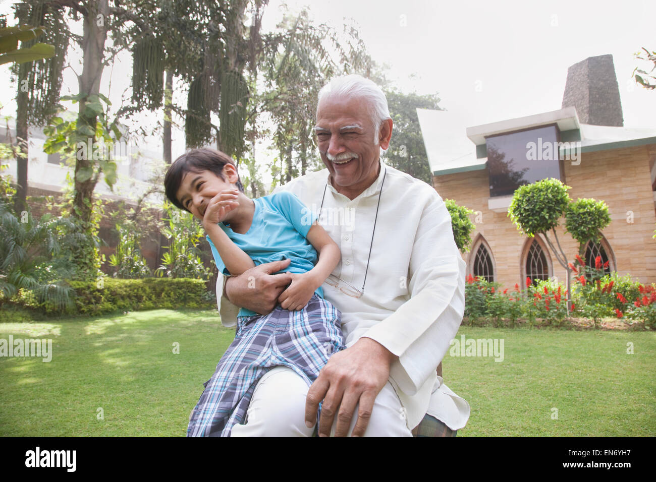 Mann arbeitet auf laptop Stockfoto