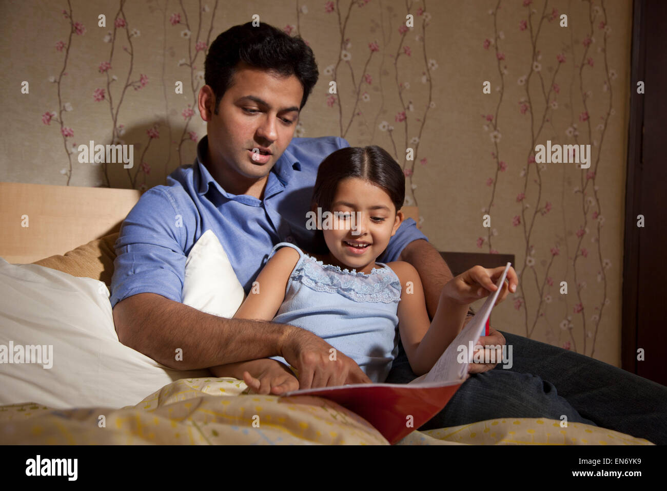 Vater Söhne Schulter Hand anziehen Stockfoto