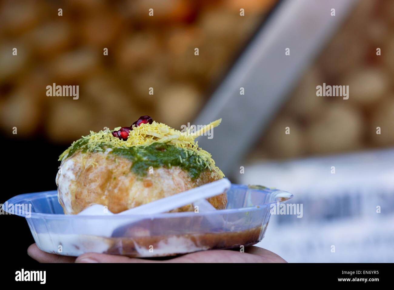 Nahaufnahme von Panipuri mit Quark Stockfoto