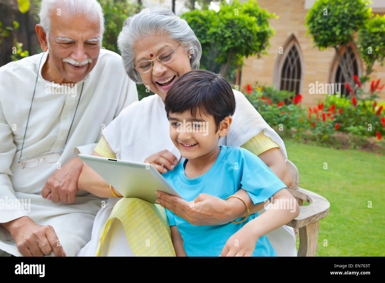 Großeltern zeigt digital-Tablette, Enkel Stockfoto