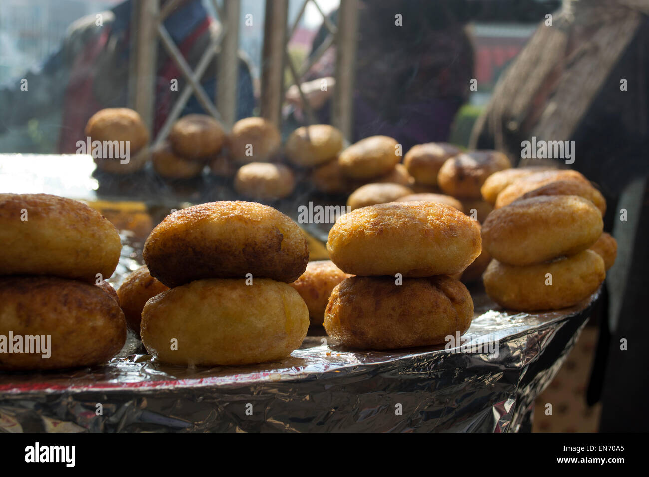 Indian Street Food, Close-Up der Aloo Tikkies auf einem Backblech Stockfoto