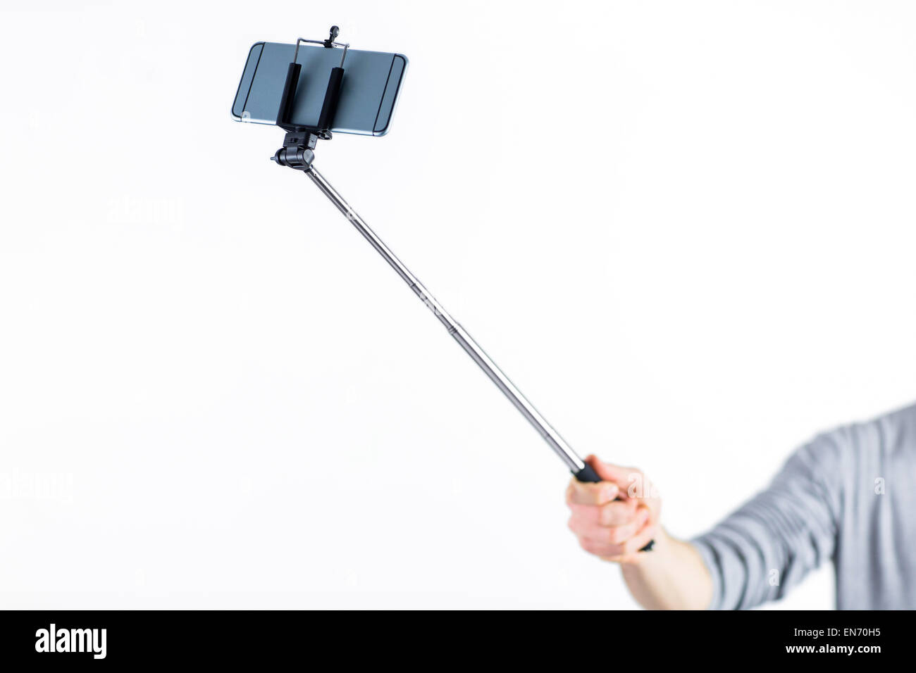 Legerer Mann mit einem Selfie-stick Stockfoto
