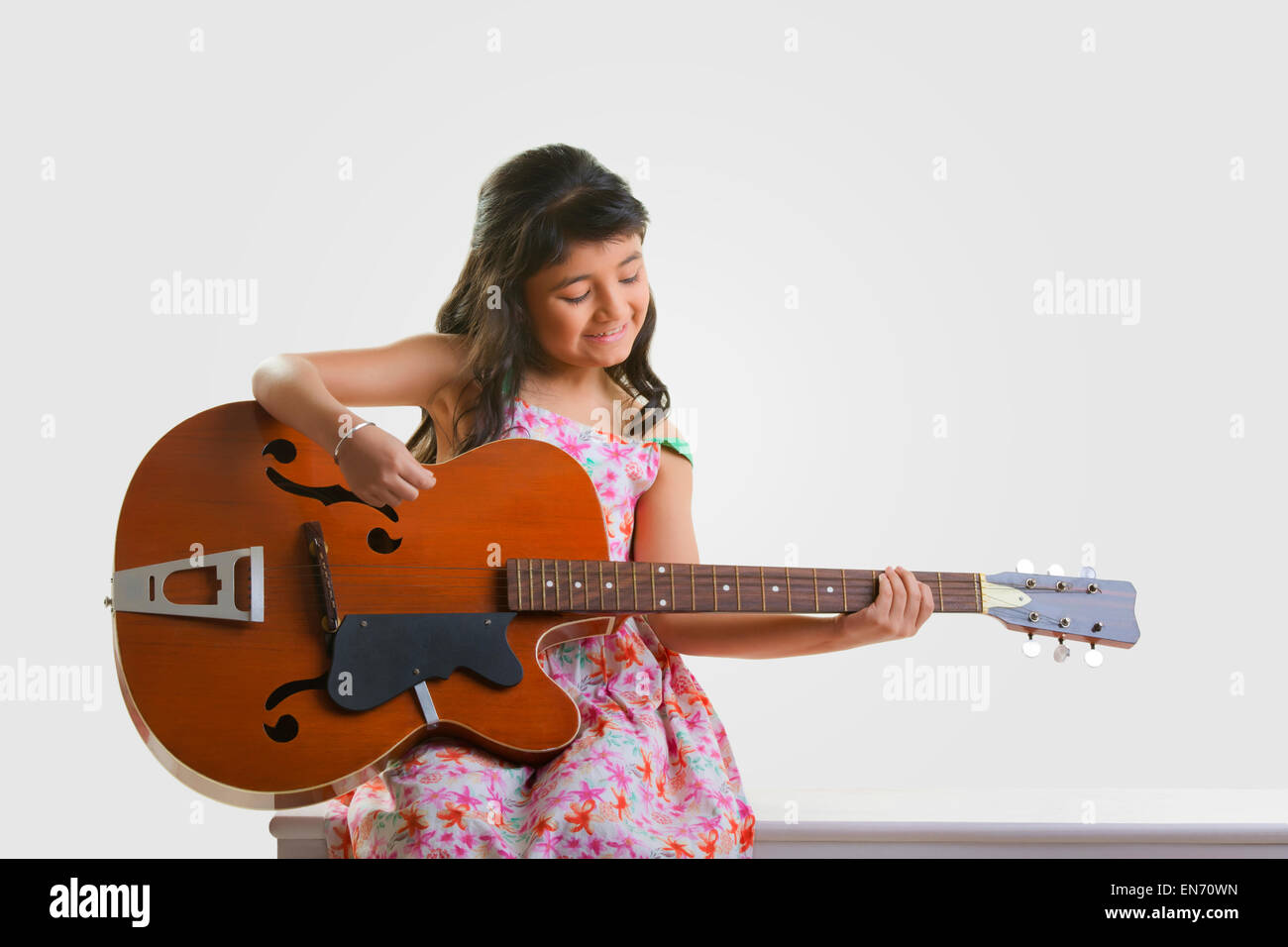 Mädchen spielt die Gitarre Stockfoto