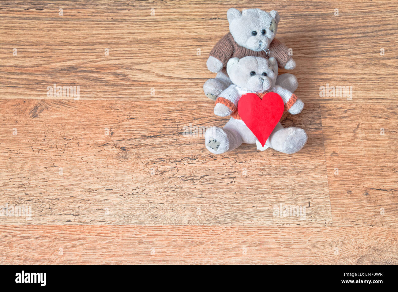 Teddy Liebe Tag Valentines Bär Bären Valentin niedlich Hintergrund romantische braun zwei Konzept Vintage Freundschaft paar aus Holz rot Stockfoto