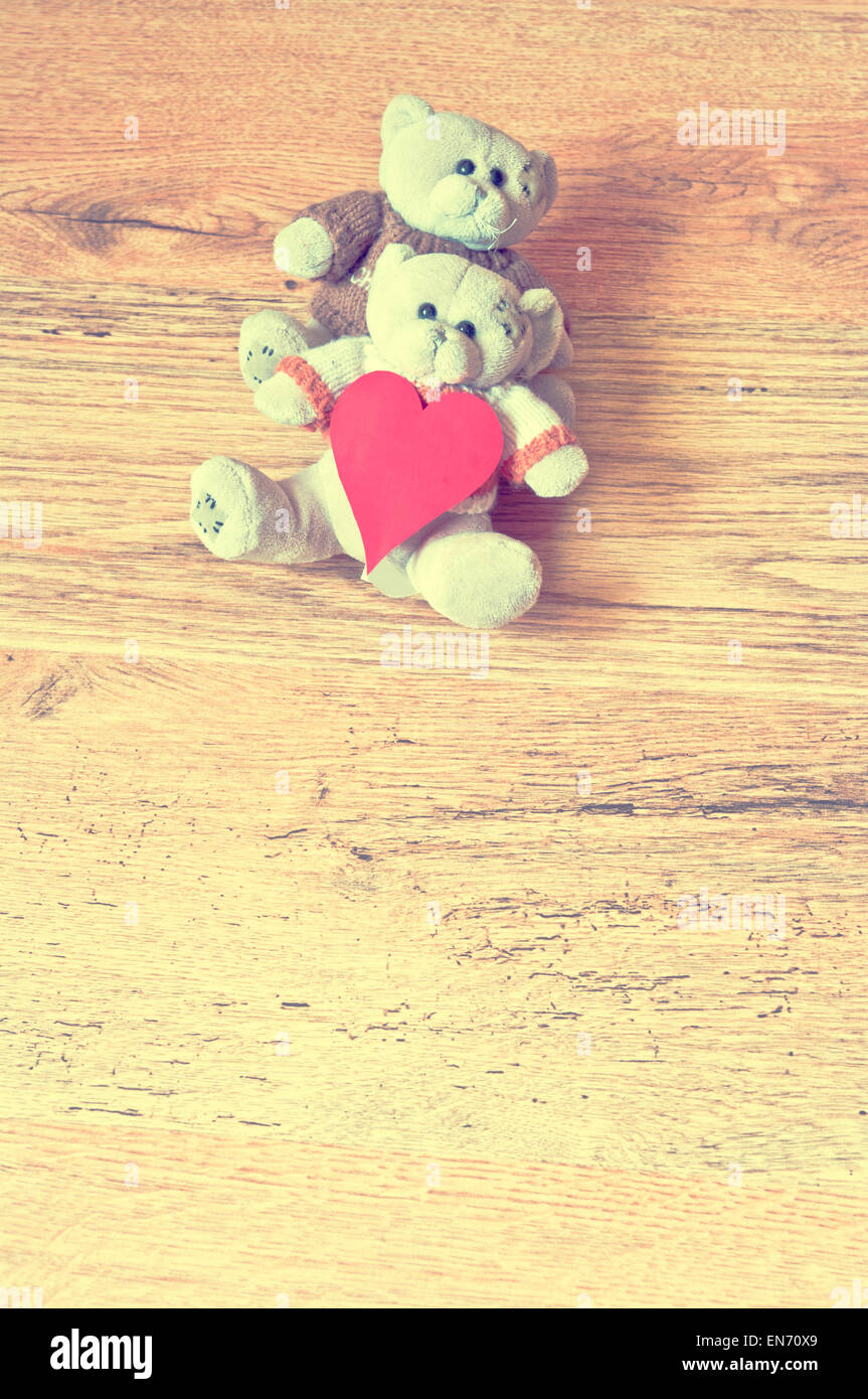 Teddy Liebe Tag Valentines Bär Bären Valentin niedlich Hintergrund romantische braun zwei Konzept Vintage Freundschaft paar aus Holz rot Stockfoto