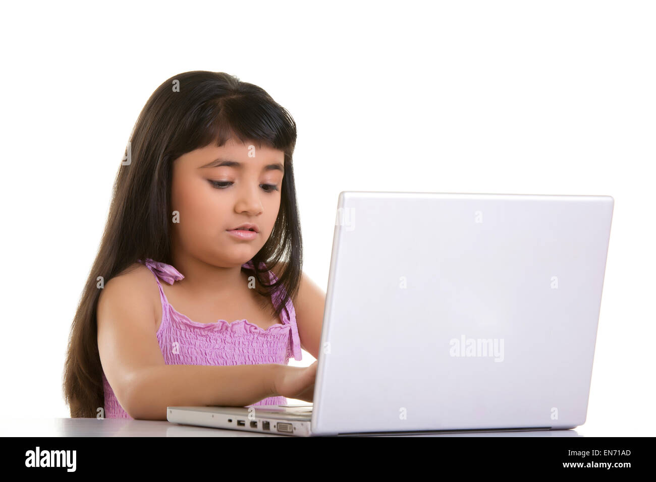 Mädchen an einem Notebook arbeitet Stockfoto