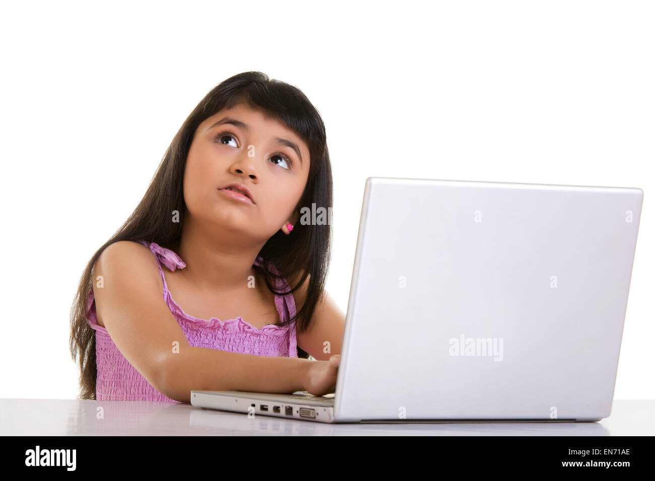 Mädchen an einem Notebook arbeitet Stockfoto