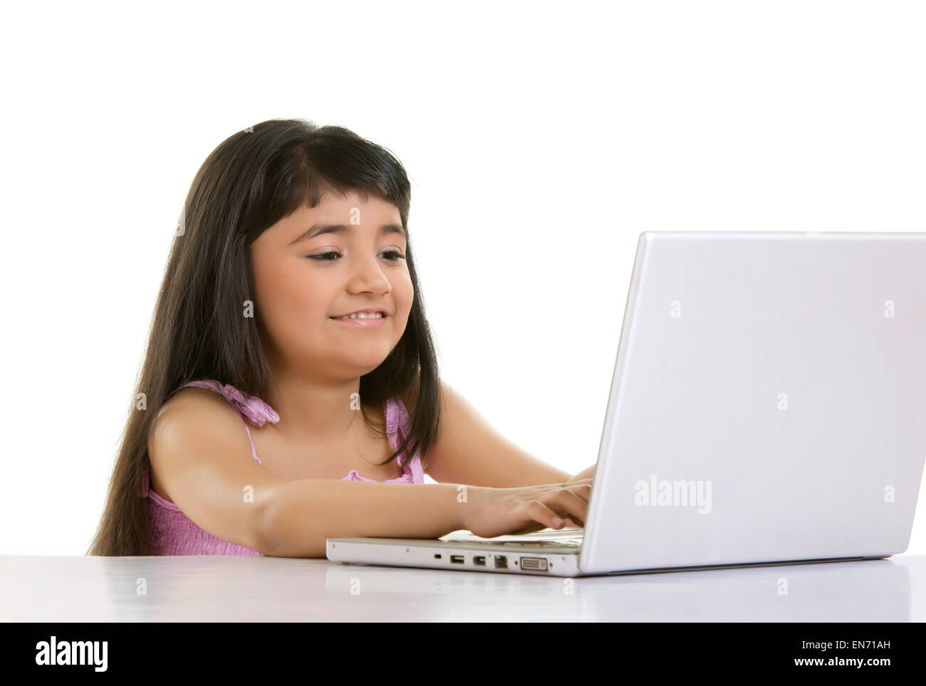 Mädchen an einem Notebook arbeitet Stockfoto