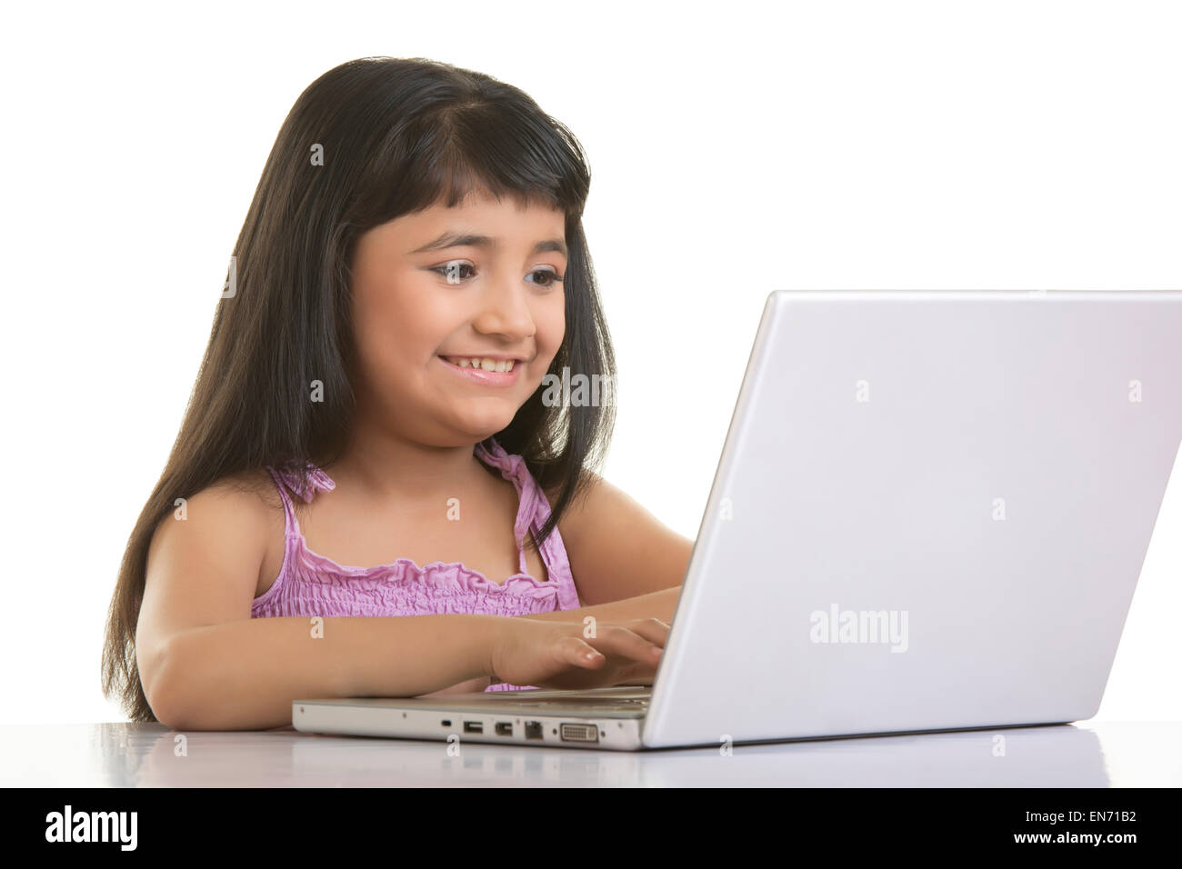 Mädchen an einem Notebook arbeitet Stockfoto