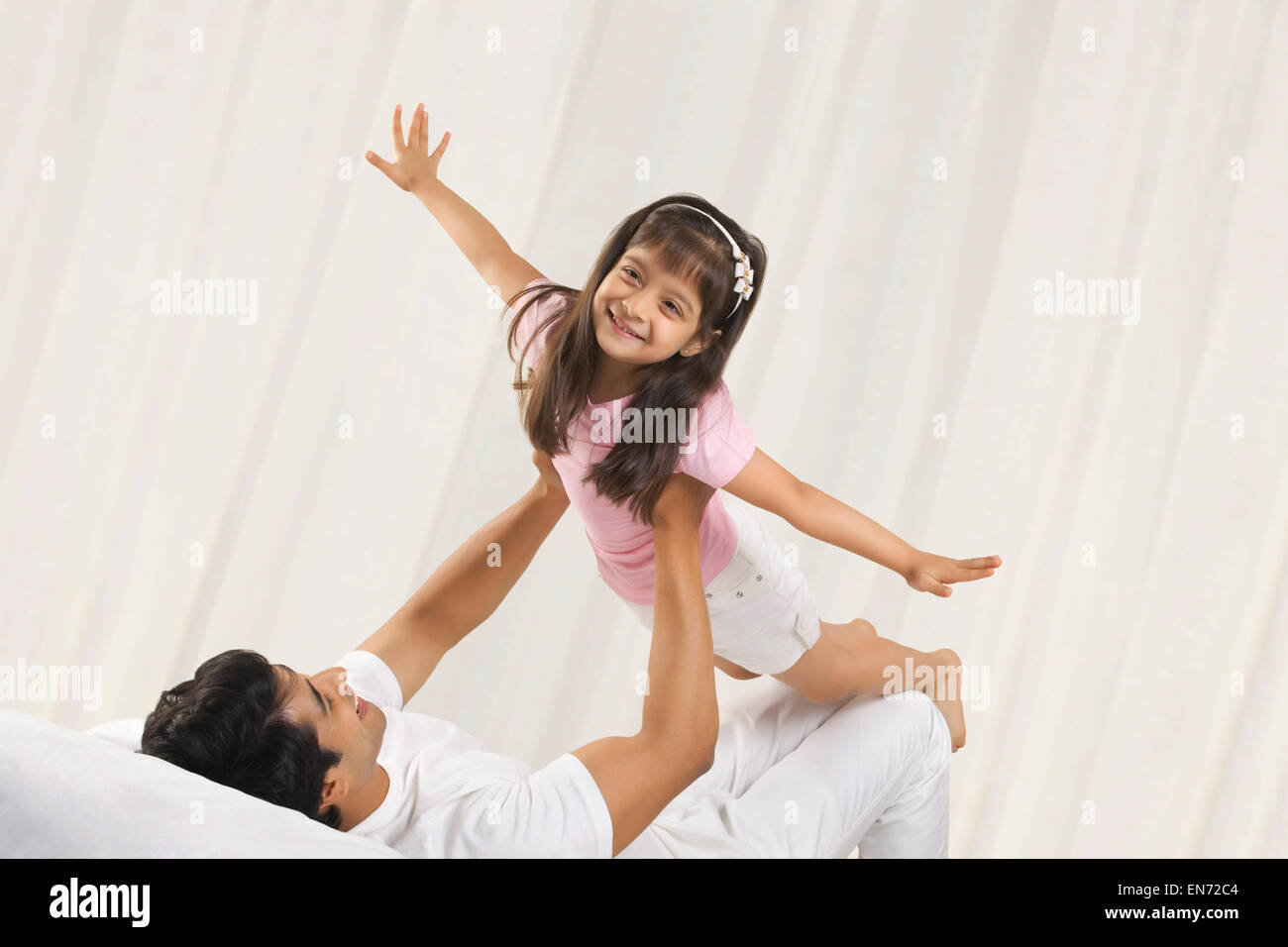 Vater und Tochter genießen Stockfoto