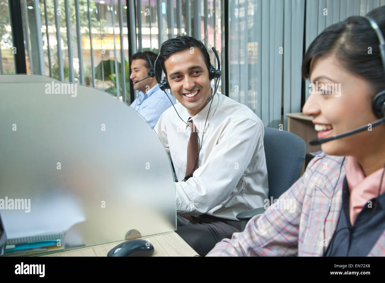 Führungskräfte, die lächelnd im Büro Stockfoto