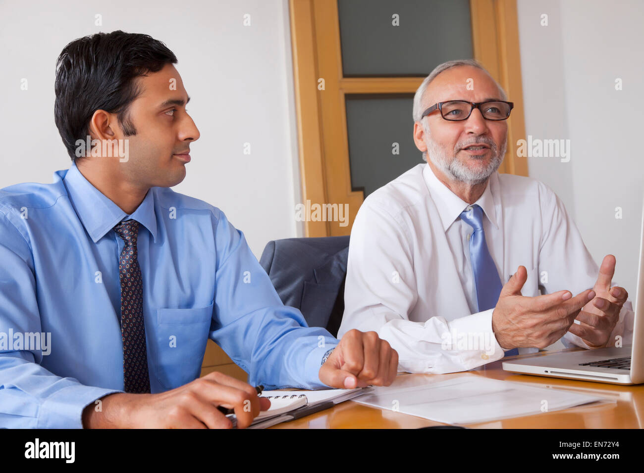 Unternehmensleiter diskutieren im Büro Stockfoto