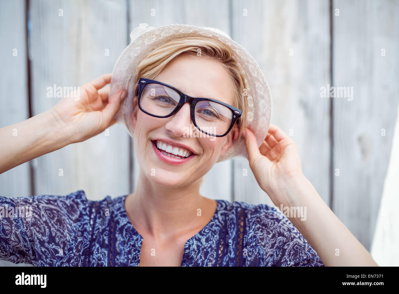Hübsche blonde Frau mit Brille hipster Stockfoto