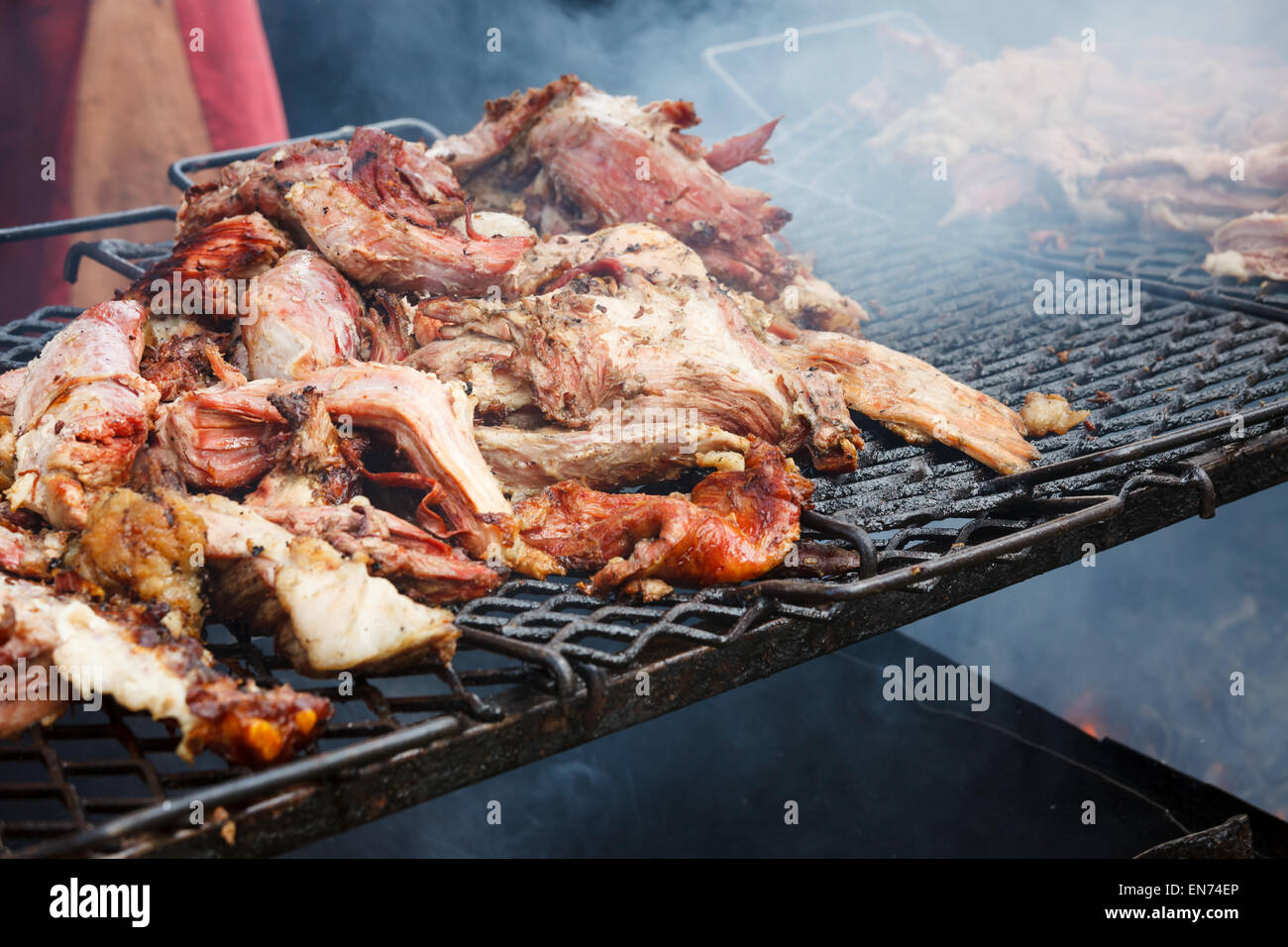 Schweinefleisch in offenem Feuer gegrillt Stockfoto