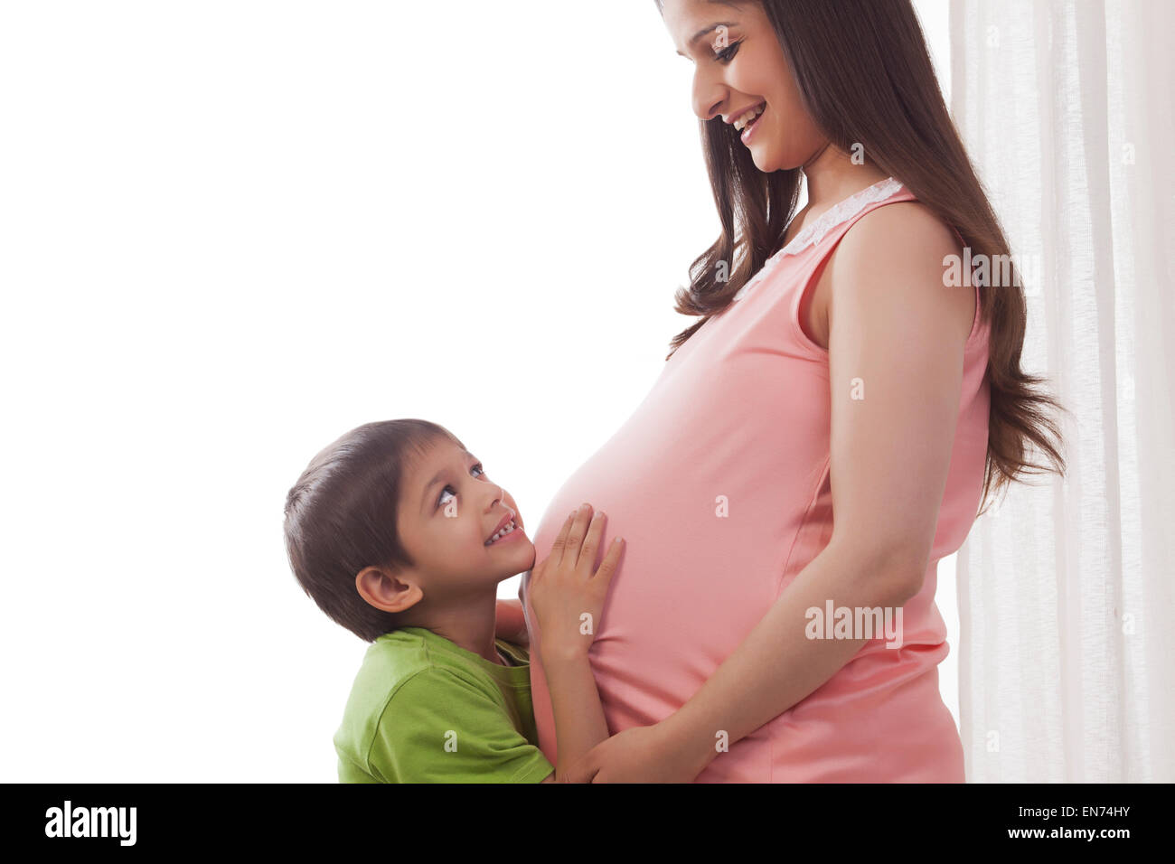 Junge Mütter schwangeren Bauch nach oben halten Stockfoto