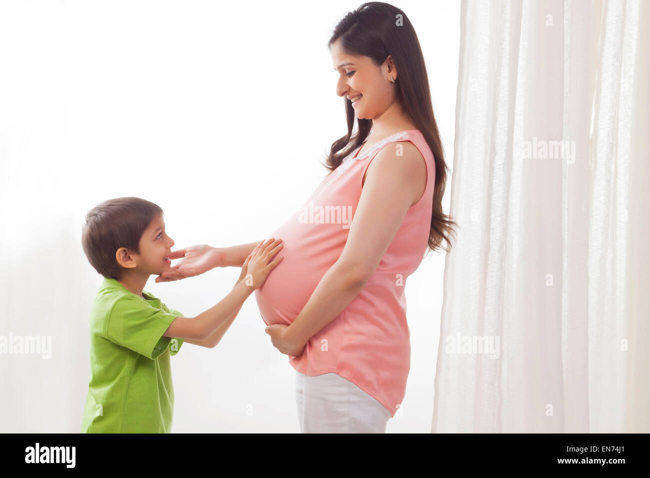 Junge Mütter schwangeren Bauch blickte zu berühren Stockfoto