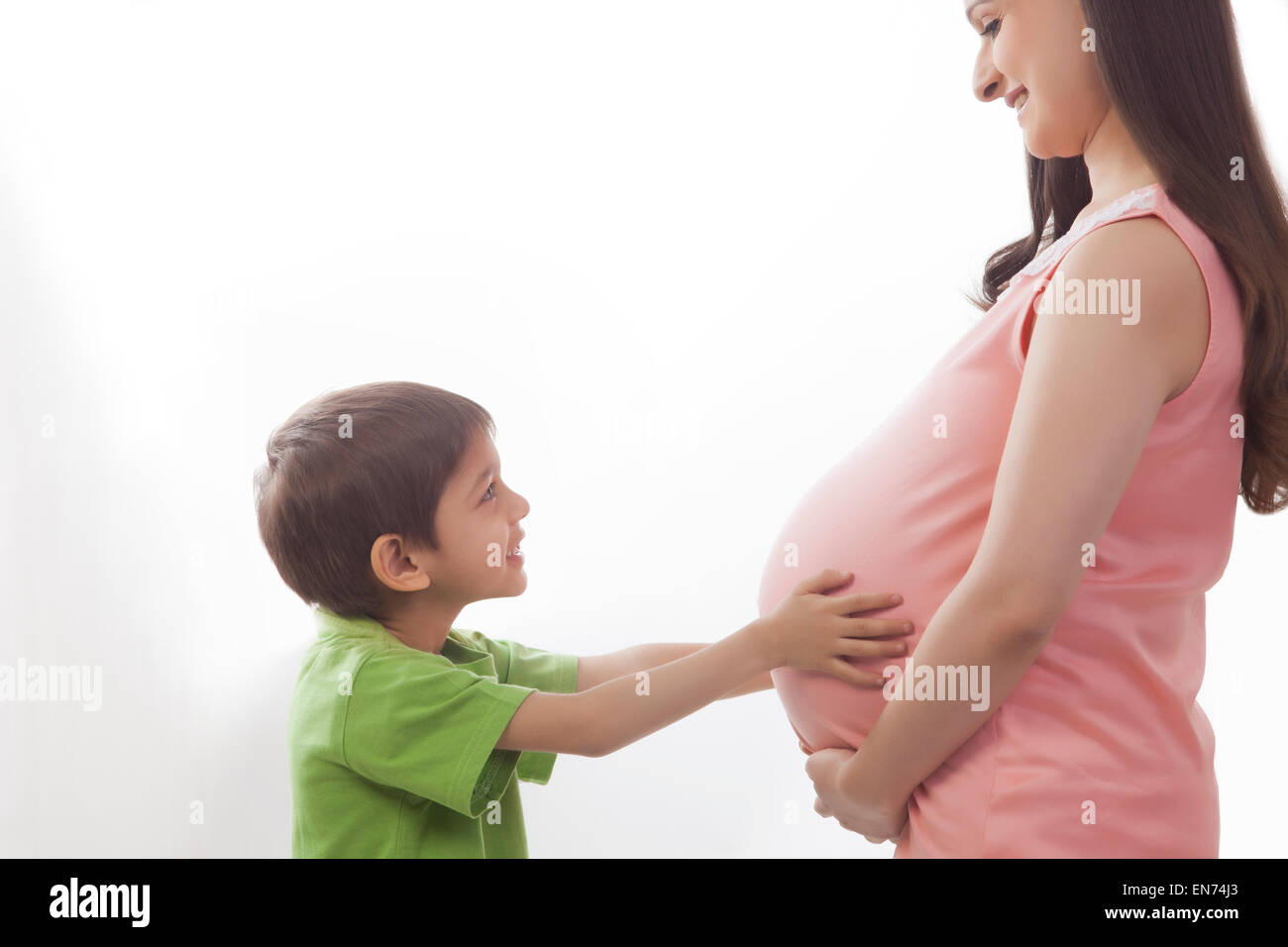 Junge Mütter schwangeren Bauch blickte zu berühren Stockfoto