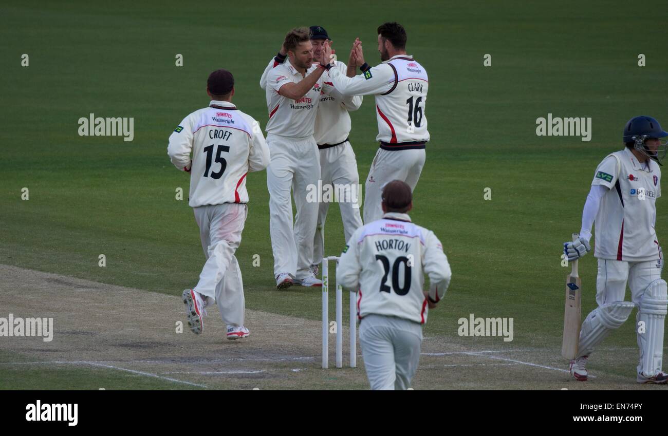 Emirate Old Trafford, Manchester, UK. 29. April 2015. Lancashire Spielern gratulieren Kyle Jarvis auf Entlassung Brendan Nash, der ersten Wicket Taxifahrer des letzten Tages des viertägigen Division 2 Championship Match. Cricket Lancashire V Kent, Manchester UK © John Fryer/Alamy Live-Nachrichten. Bildnachweis: John Fryer/Alamy Live-Nachrichten Stockfoto