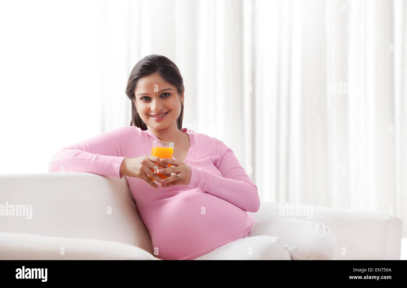 Porträt einer schwangeren Frau mit einem Glas Saft Stockfoto
